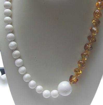 Bild 4 Edelsteinkette, weisse Koralle mit braunen Bernstein