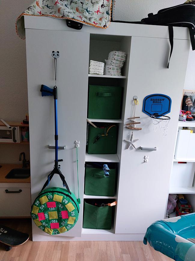 Bild 1 Schreibtisch, Doppelstockbett, Schrank und Stuhl zu verschenken