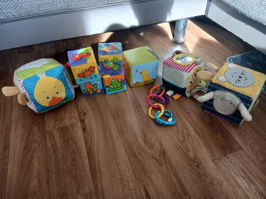 Bild 28 Kinder Klamotten unter ein 1zu verkaufen und ein großen Karton mit Kinder Spielz