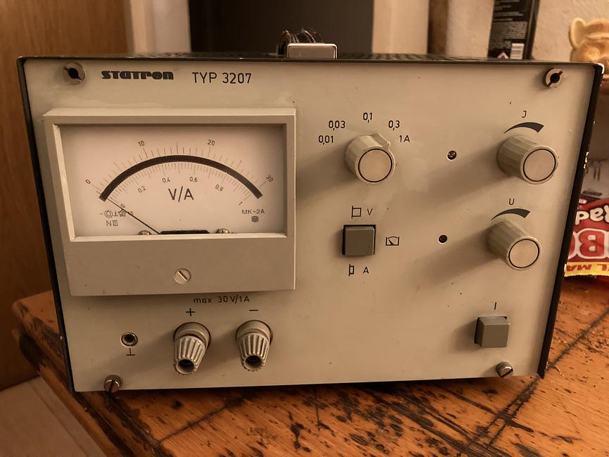 Bild 1 Verschiedene Labor Netzteile