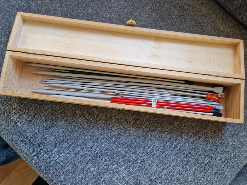 Bild 2 Stricknadel-Box mit Inhalt