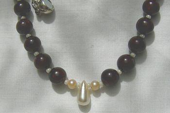 Bild 4 Granatkette mit Zuchtperleneinlage
