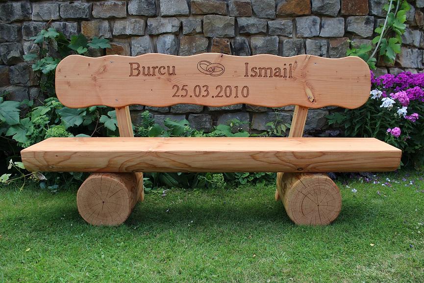 Bild 6 Gartenbank aus Baumstamm mit Gravur. Hochzeitsgeschenk.