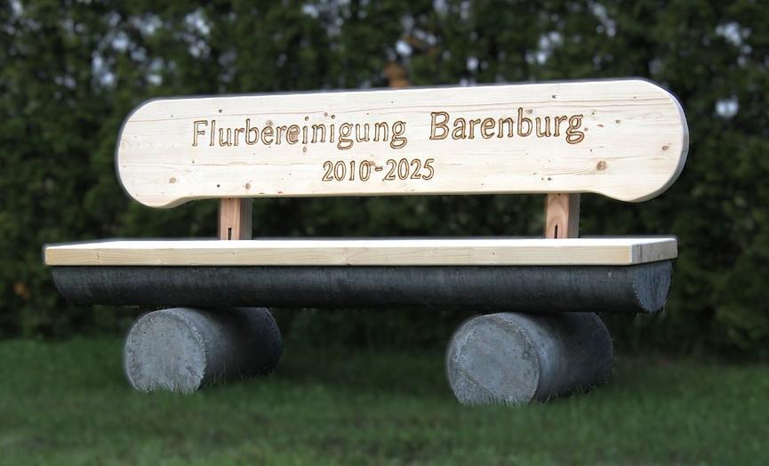 Bild 6 Gartenbank aus Beton und Leimholz mit Gravur.