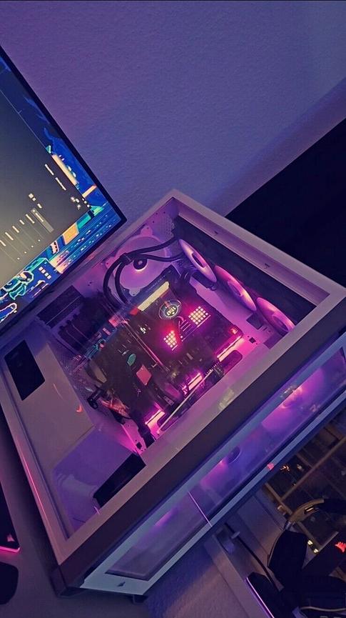 Bild 1 Gaming PC mit Equipment