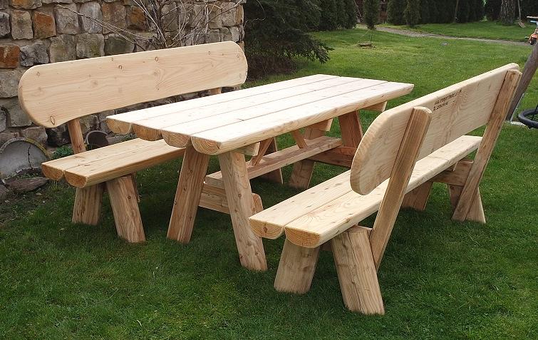 Bild 13 Gartenlaube aus Baumstamm. Überdachte Gartenmöbel. Holzbank mit Dach.