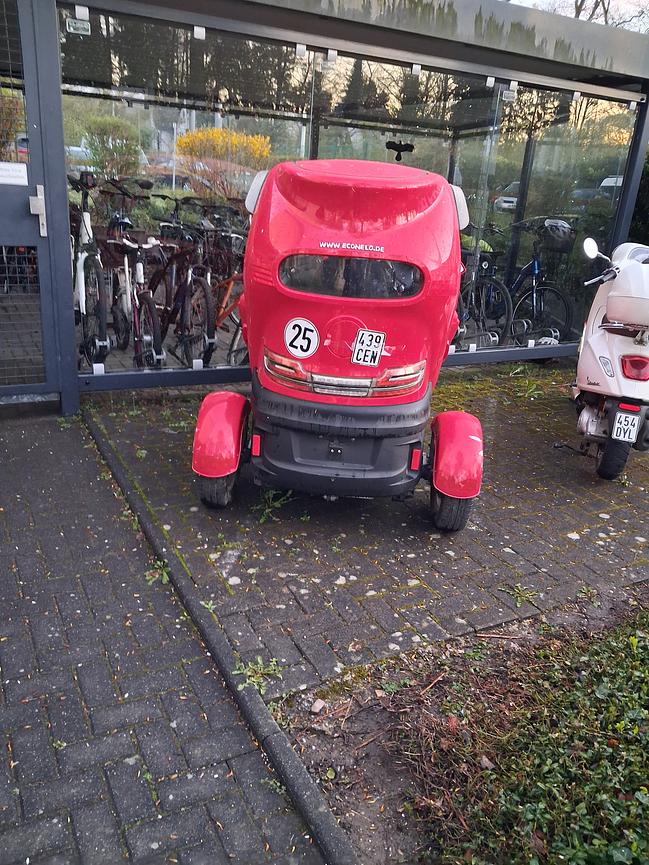 Bild 3 Bonn Kabinenroller rot voll funktionsfähig muss aufgeladen werden