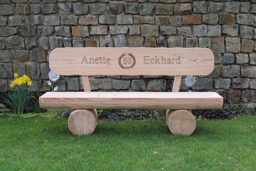 Bild 6 Gartenmöbel aus Lärchenholz mit Gravur. Hochzeitsgeschenk.