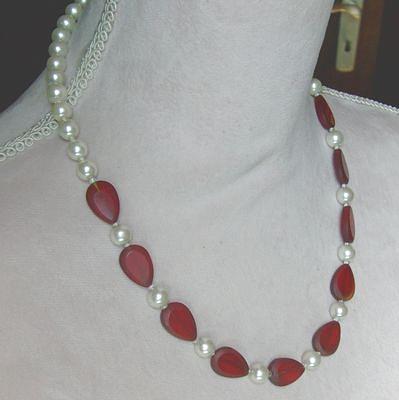 Bild 2 Halskette, rote, facettierte Glasteine mit Weissen Perlen