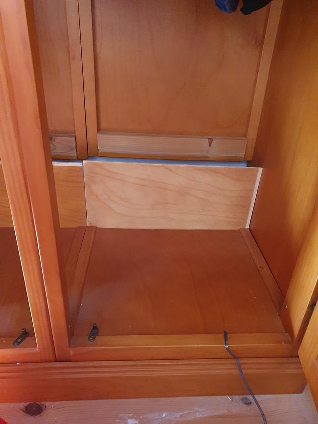 Bild 4 Kleiderschrank zu verschenken (nur für Selbstabholer)