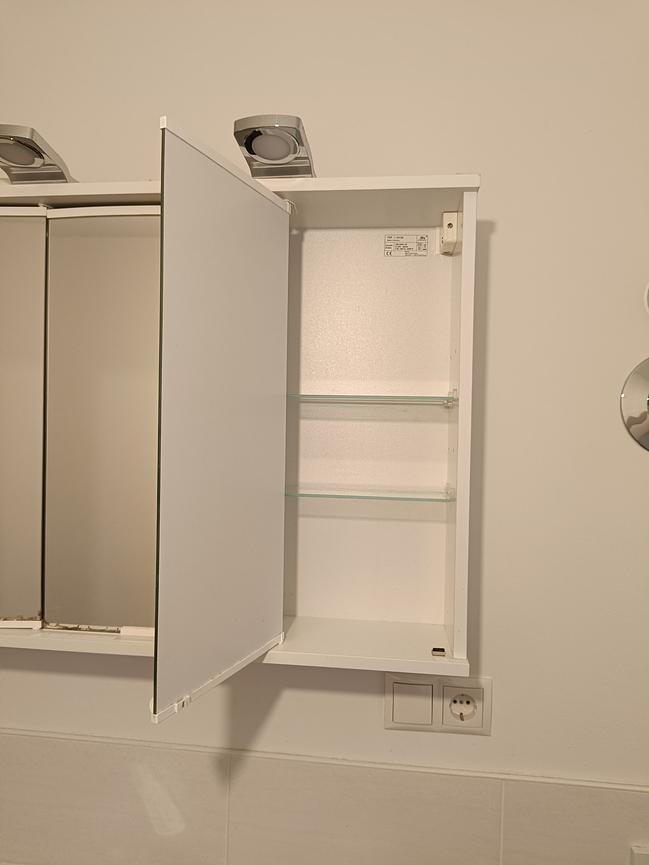 Bild 1 Wandschrank mit Lichter