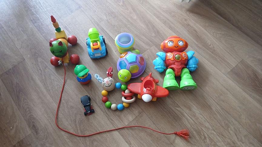 Bild 11 Kinder Klamotten unter ein 1zu verkaufen und ein großen Karton mit Kinder Spielz