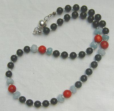 Bild 1 Edelsteinkette mit den Onyx, den Aquamarin und die Koralle