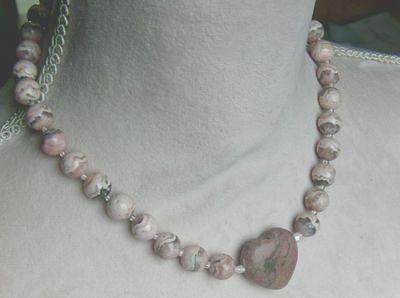 Bild 6 Rhodochrositkette mit eingefassten Rhodochrositherz