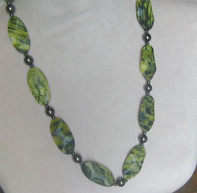 Bild 5 Türkiskette, Longkette, mit eingefassten Hämatitsteinen