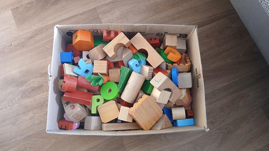 Bild 7 Kinder Klamotten unter ein 1zu verkaufen und ein großen Karton mit Kinder Spielz