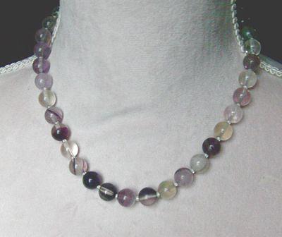 Bild 1 Edelsteincollier mit den Fluorit