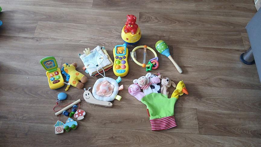 Bild 13 Kinder Klamotten unter ein 1zu verkaufen und ein großen Karton mit Kinder Spielz