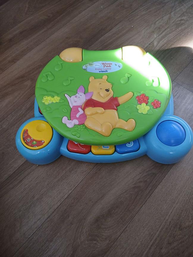 Bild 27 Kinder Klamotten unter ein 1zu verkaufen und ein großen Karton mit Kinder Spielz