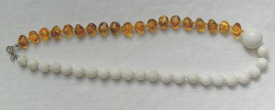 Bild 1 Edelsteinkette, weisse Koralle mit braunen Bernstein