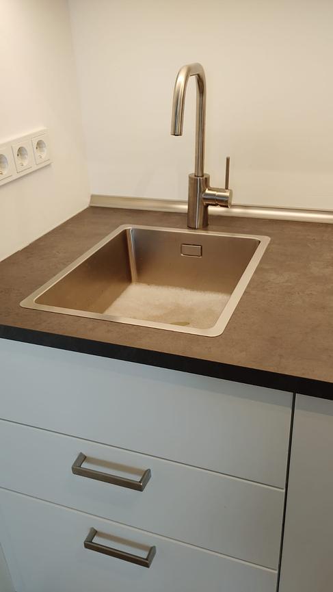 Bild 2 Einbauküche IKEA weiß, zum Ausbau Br.1,80m (2m mit Verblendung) 3 Jahre  1.150€