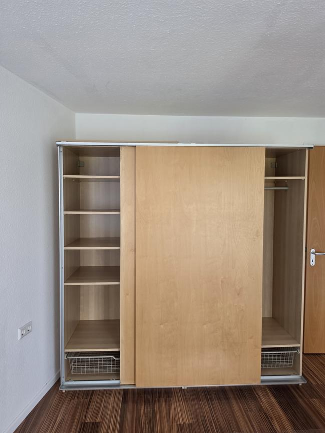 Bild 1 Gratis Kleiderschrank an Selbstabholer abzugeben