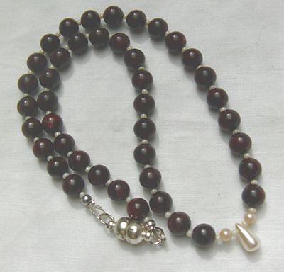 Bild 2 Granatkette mit Zuchtperleneinlage