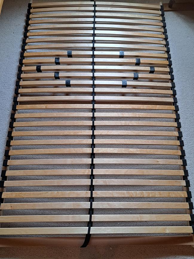 Bild 1 Lattenrost, Holz der Breite 1,20 m,  Länge 2,00 m 40 € Festpreis, zur Abholung