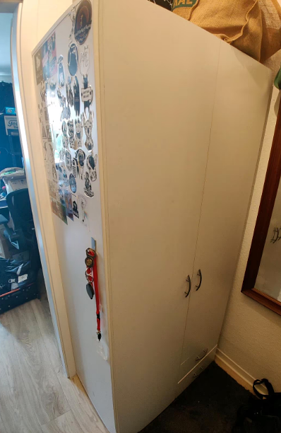 Bild 1 Kleiderschrank