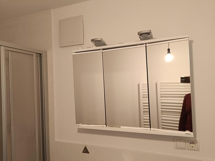 Bild 4 Wandschrank mit Lichter