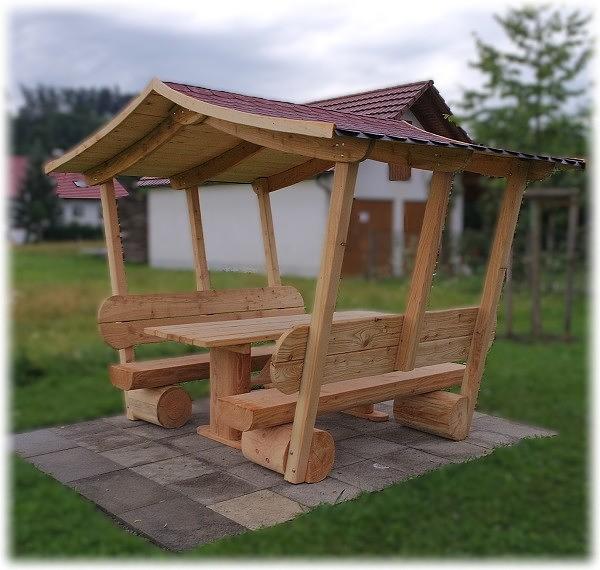 Bild 1 Gartenlaube. Holzbank. Überdachte Gartenmöbel.