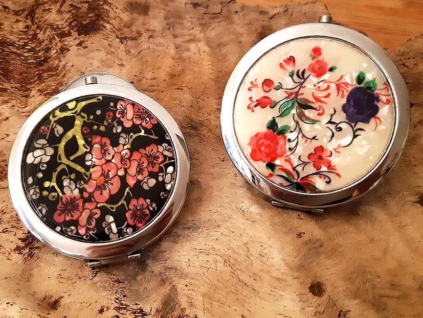 Bild 1 2 Taschenspiegel, aufklappbar mit Blumendesign und Perlmutteffekt