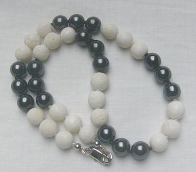 Bild 3 Edelsteinkette, weisser Lava mit schwarzen Hämatit