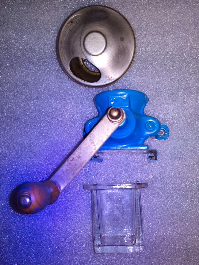Bild 2 =>antike Kaffeemühle=>funktioniert=>auch als Dekoration=nur 7,-€