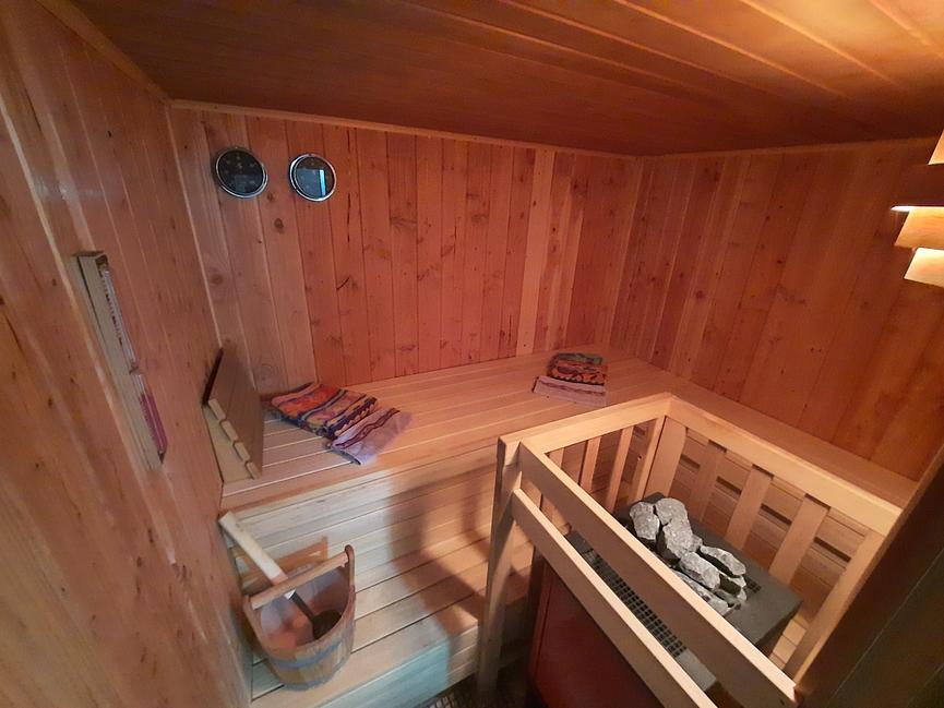 Bild 1 Winkelbungalow mit 5 Zimmern mit Teilunterkellerung und Sauna steht zum Verkauf