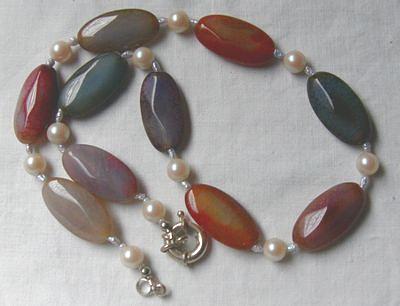 Bild 1 Regenbogenachatkette garniert mit Perlen