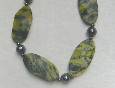 Bild 7 Türkiskette, Longkette, mit eingefassten Hämatitsteinen