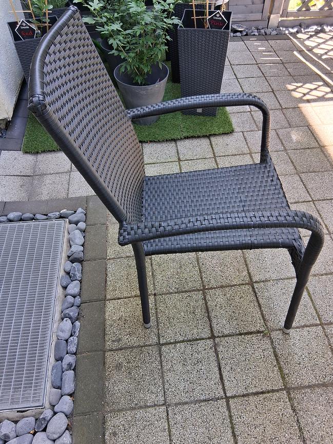 Bild 4 2 Gartenstühle und einTisch