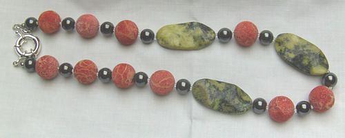 Bild 3 Edelsteinkette mit Türkis, Koralle, Hämatit