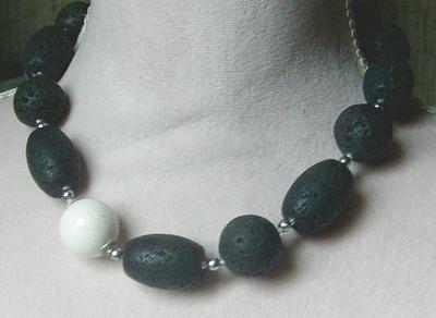 Bild 6 elegante Lavakette mit weitlich eingefasster weisser Koralle