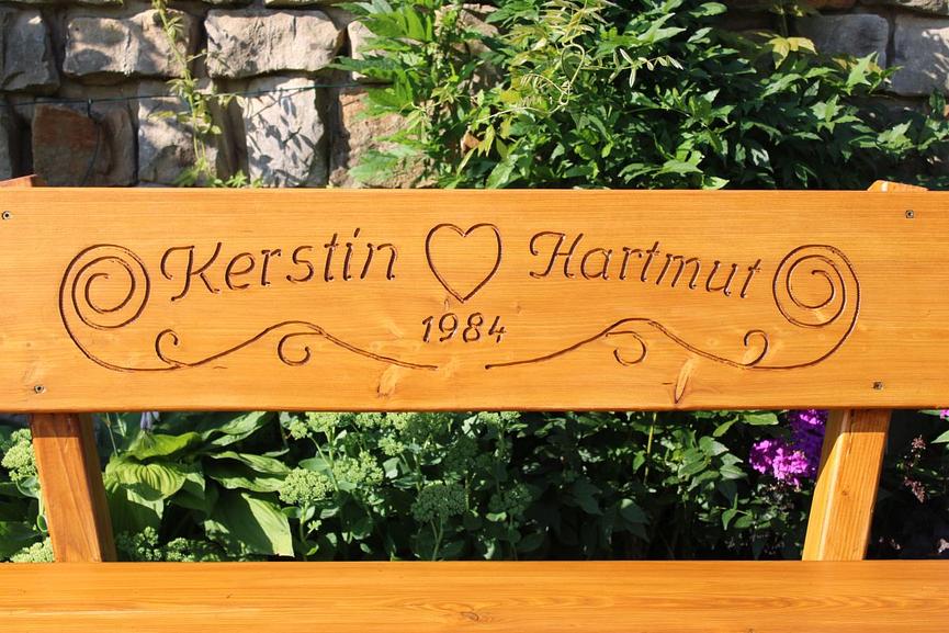 Bild 9 Gartenbank aus Lärche mit Gravur. Omas und Opas Geschenk.