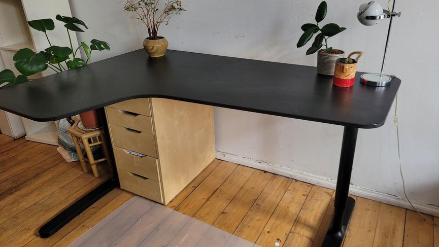 Bild 2 Höhenverstellbarer Schreibtisch mir viel Arbeitsfläche