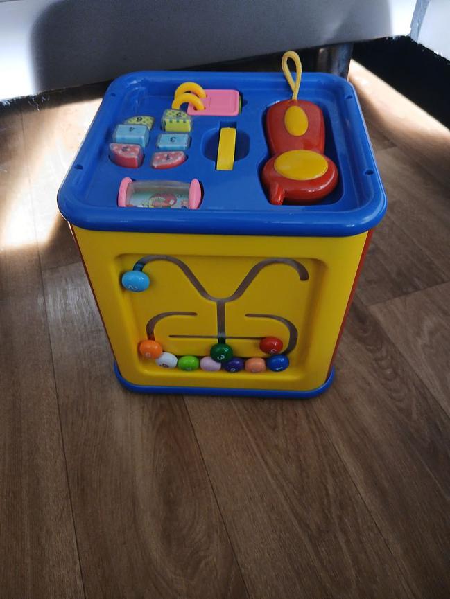 Bild 20 Kinder Klamotten unter ein 1zu verkaufen und ein großen Karton mit Kinder Spielz