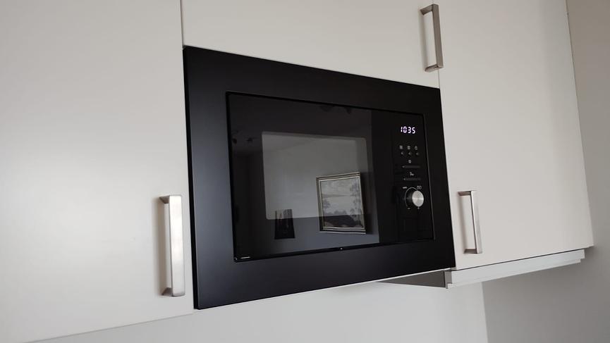 Bild 4 Einbauküche IKEA weiß, zum Ausbau Br.1,80m (2m mit Verblendung) 3 Jahre  1.150€