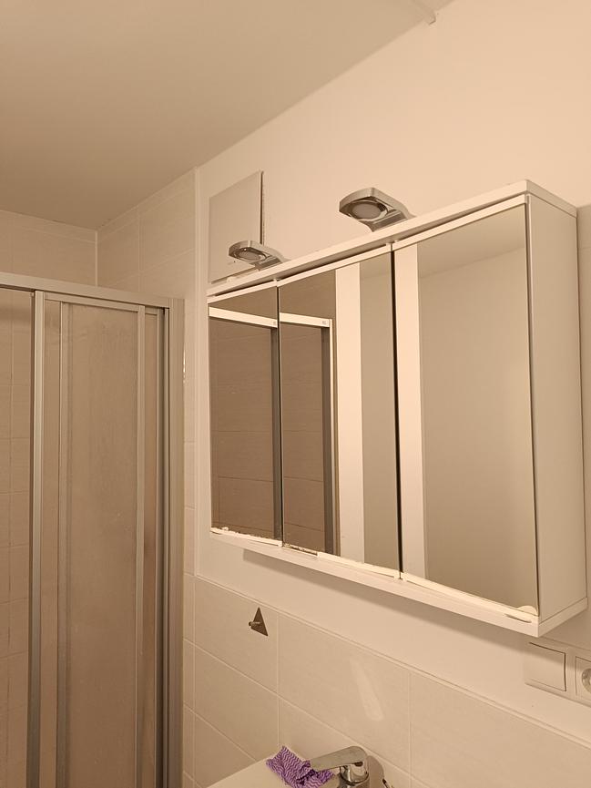 Bild 4 Wandschrank mit Lichter