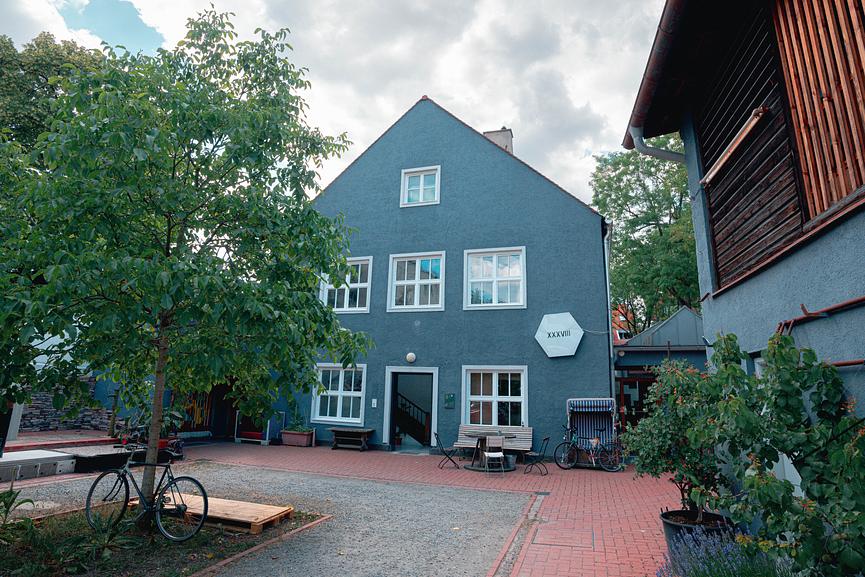 Bild 2 Fotostudio & Arbeitstische