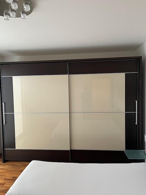 Bild 1 Schrank mit Schiebetüren