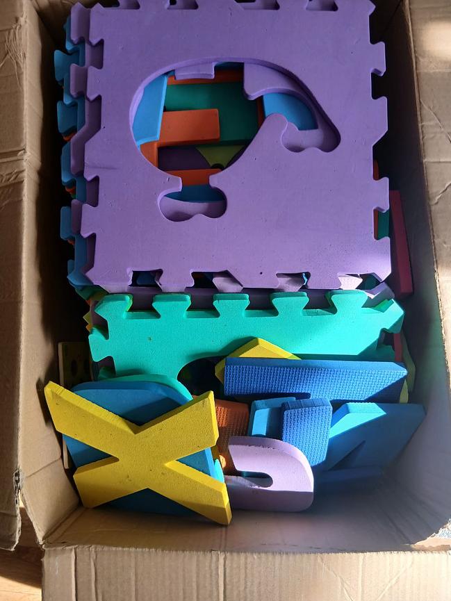 Bild 35 Kinder Klamotten unter ein 1zu verkaufen und ein großen Karton mit Kinder Spielz