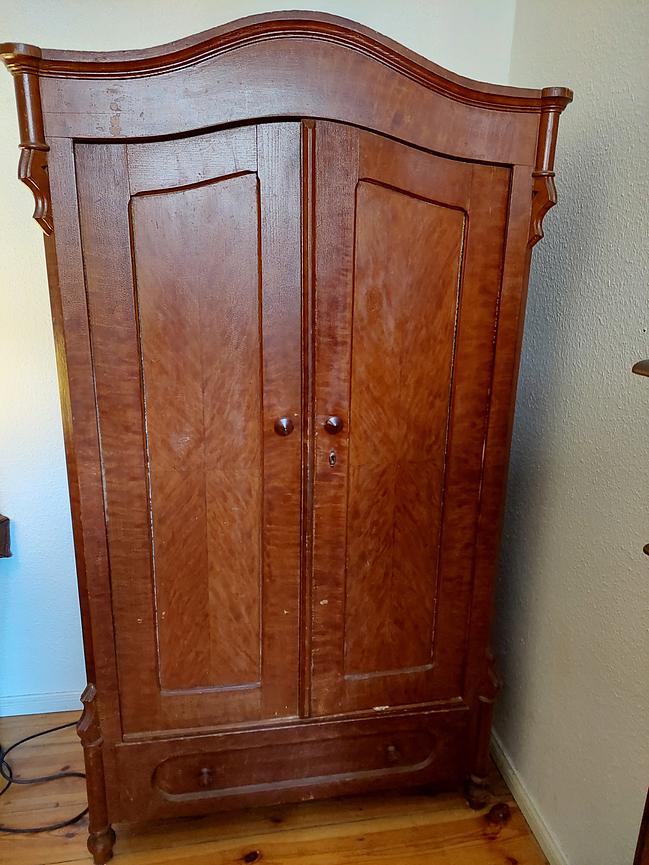 Bild 1 Alter Dielenschrank (ca. 100 Jahre alt)