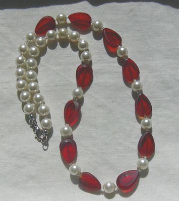 Bild 6 Halskette, rote, facettierte Glasteine mit Weissen Perlen